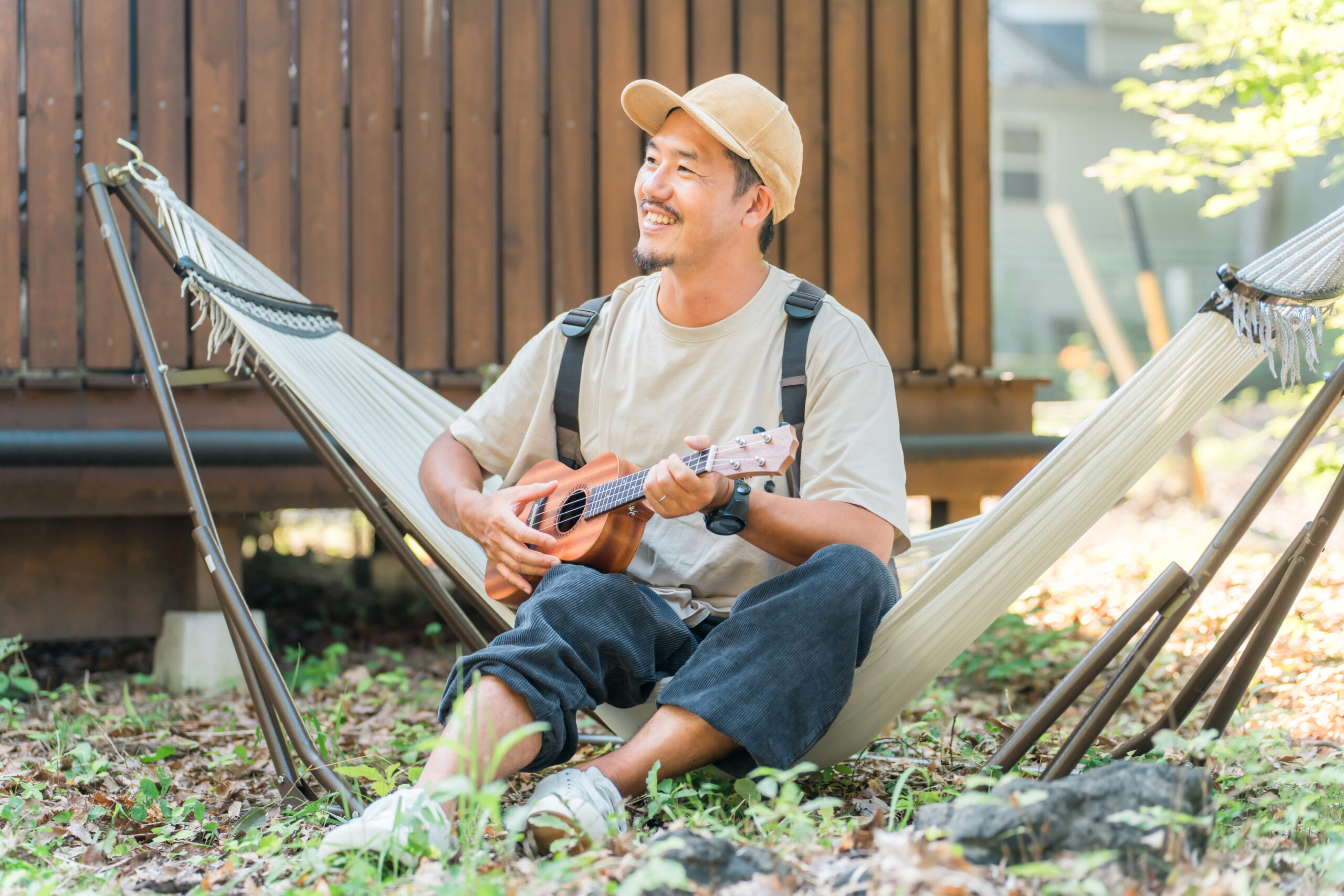 ウクレレしている男の人